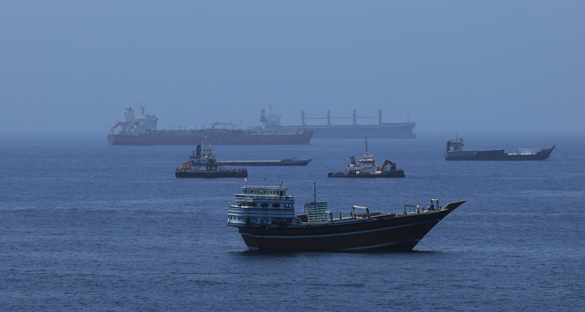 Oil falls as easing Middle East tensions send Brent to its worst quarter since 2020