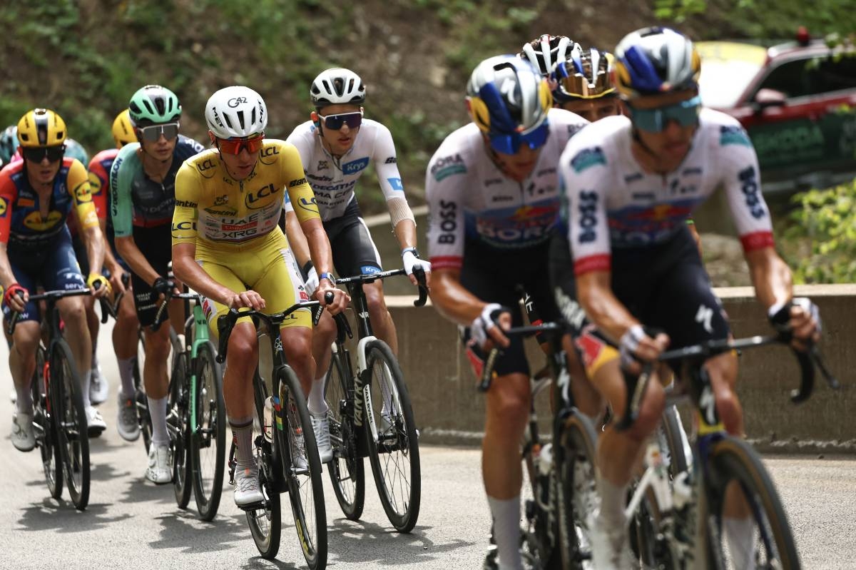 Cyclists rage over Tour de France night-time doping tests