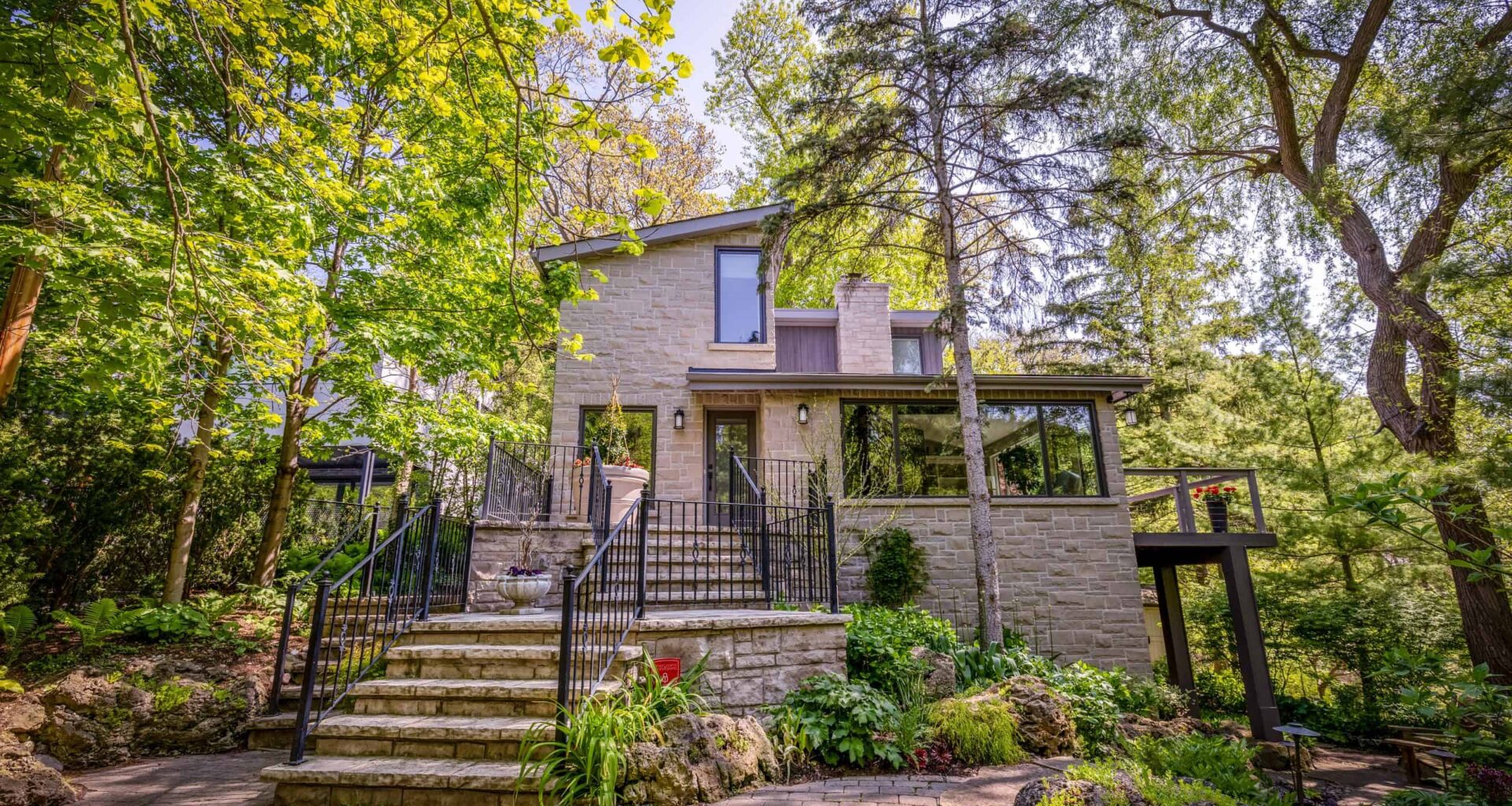 1273 queen victoria Avenue mississauga