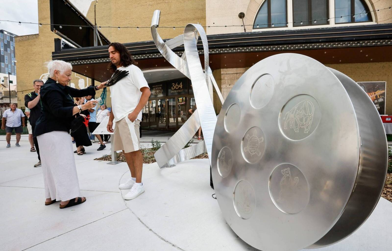 New plaza graced by art with heart – Winnipeg Free Press