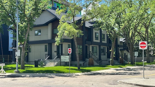 Edmonton eyes changes to zoning bylaw to regulate lodging houses, short-term rentals