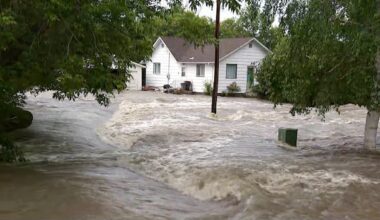 Flood-weary Swan River residents praise neighbours' help as waters rise