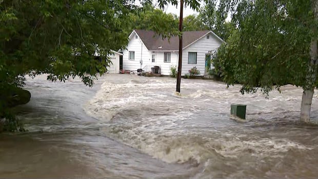 Flood-weary Swan River residents praise neighbours' help as waters rise