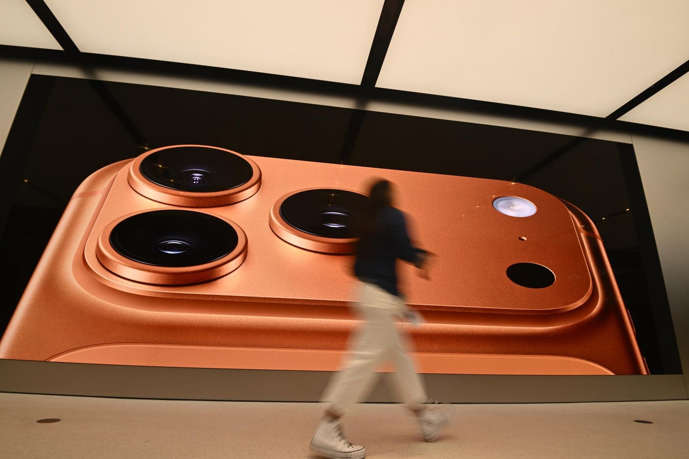 iPhone 18 Pro Strategy Tests Premium Brand Loyalty