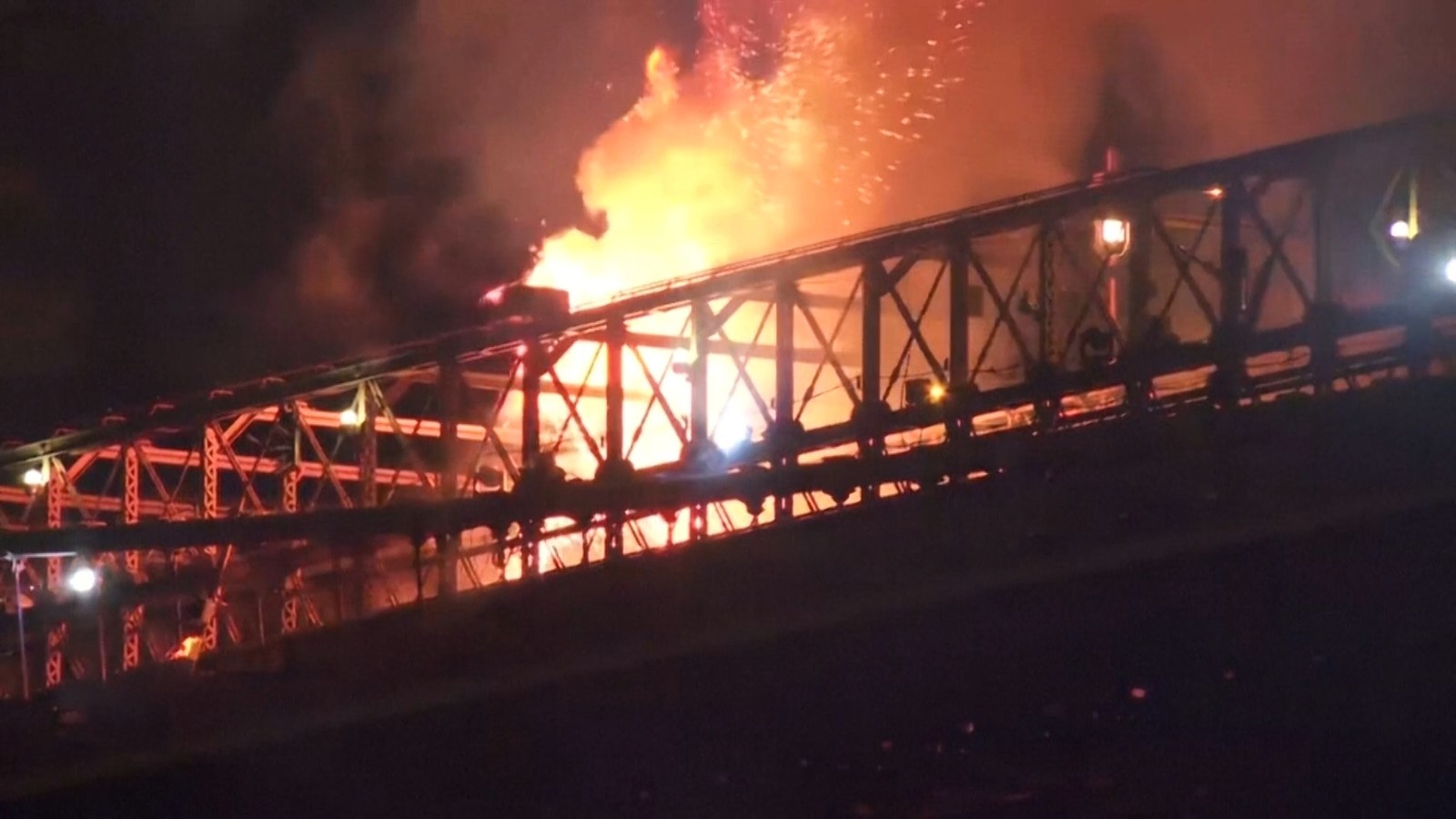 Fire breaks out on Brooklyn Bridge during New York’s fireworks show – Winnipeg Free Press