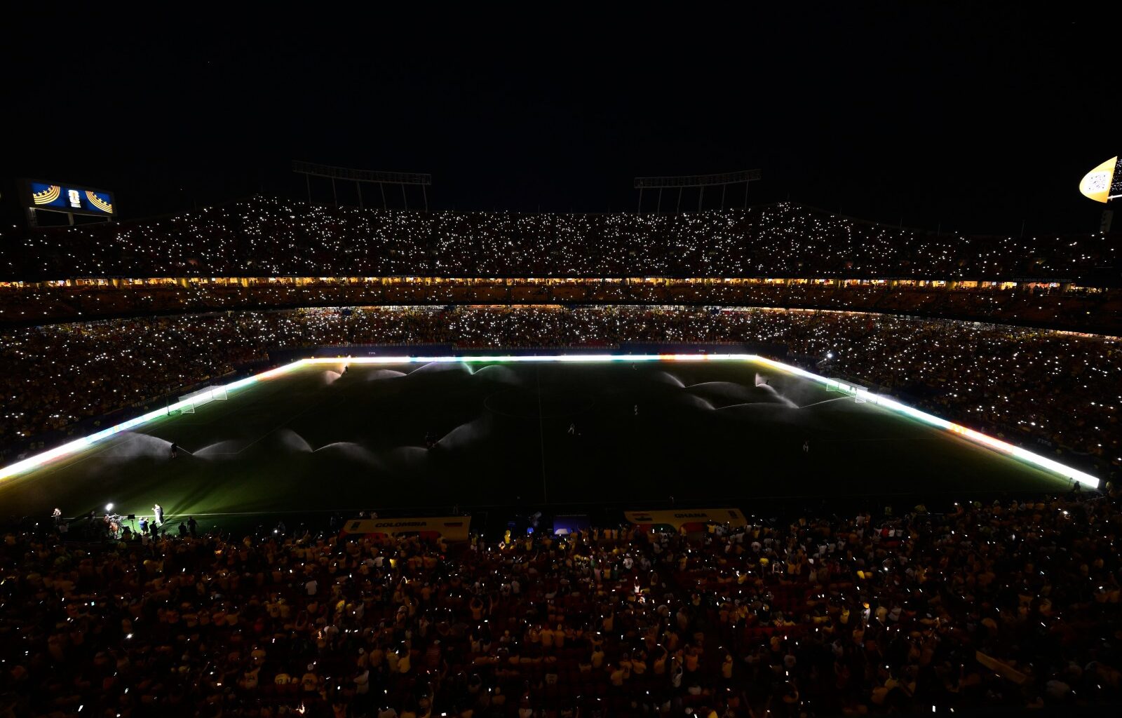 One Extraordinary Photo: A stadium lit up by smartphones – Winnipeg Free Press