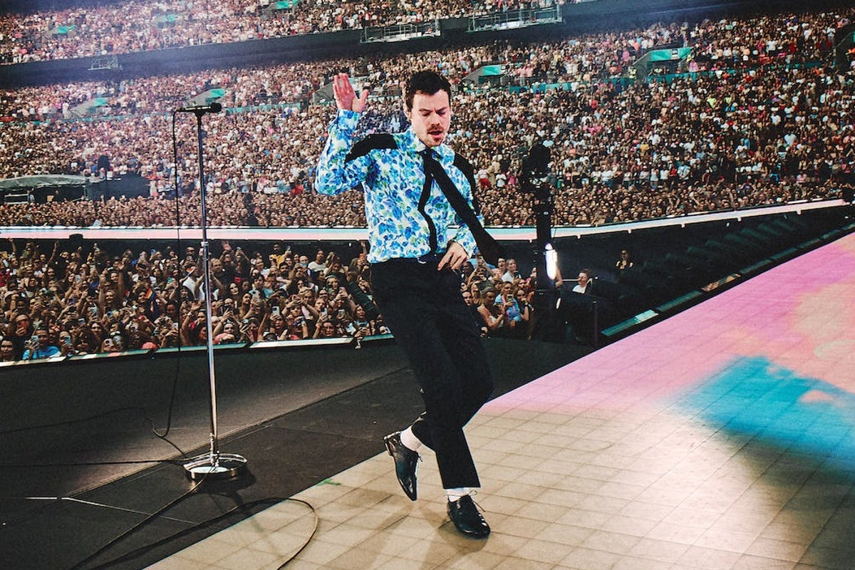 Harry Styles makes emotional One Direction tribute at final Wembley show as he brings out surprise guest