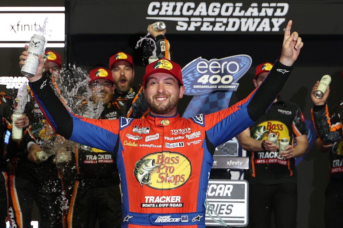 Chase Briscoe wins Chicagoland NASCAR Cup race in JGR 1-2-3