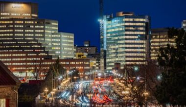 Federal workers return to the office 4 days a week. Will it be smooth sailing or 'another hot mess'?