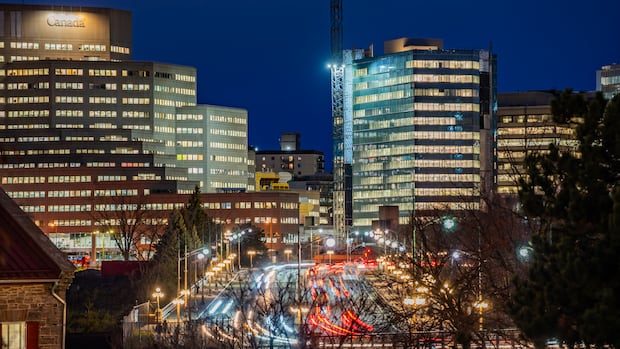 Federal workers return to the office 4 days a week. Will it be smooth sailing or 'another hot mess'?