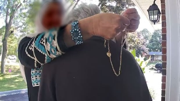 Ontario pair charged in fake jewelry scams in Winnipeg, Selkirk