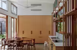 An Entire Wall of Screens Opens This Australian Beach Home to Its Breezy Setting - Photo 10 of 16 -