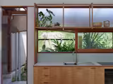 An Entire Wall of Screens Opens This Australian Beach Home to Its Breezy Setting - Photo 15 of 16 -