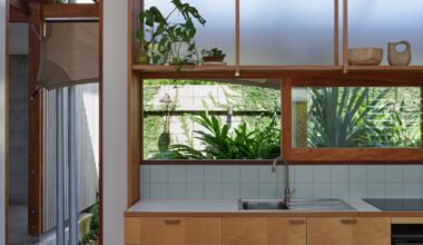 An Entire Wall of Screens Opens This Australian Beach Home to Its Breezy Setting