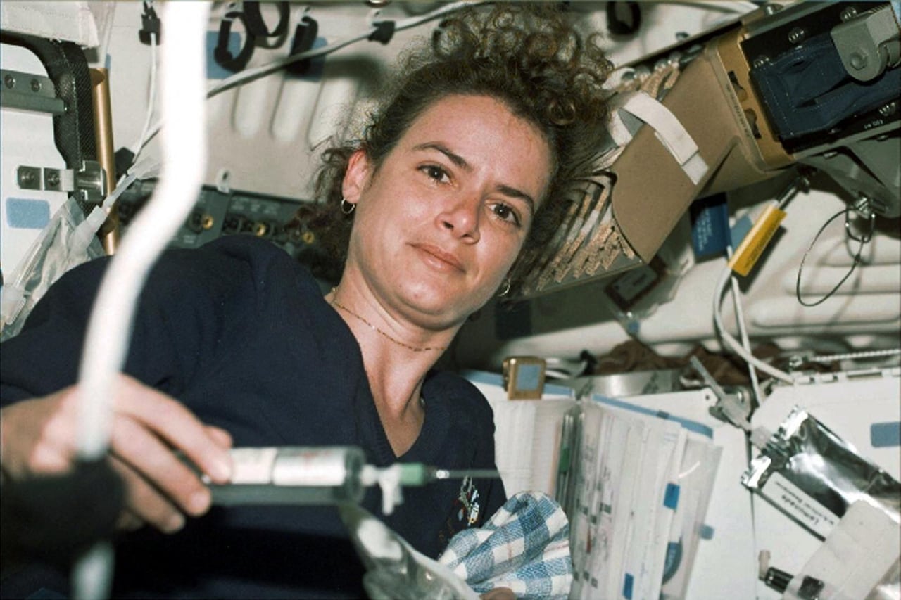 Julie Payette working while aboard the U.S. space shuttle Discovery in May 1999.