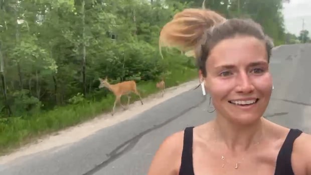 Daily run for Kenora, Ont., resident turns into magical dash with a doe and fawn