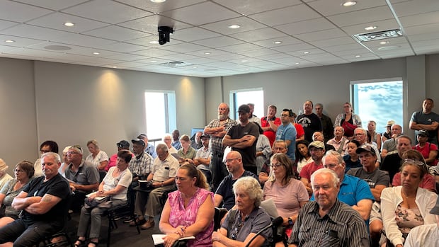 Flood-weary Châteauguay, Que., residents demand answers, action from officials