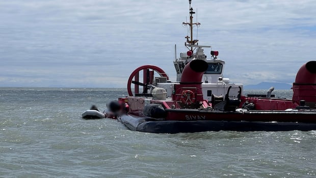 1 rescued in B.C. boat sinking dies in hospital, 6 still missing, RCMP say