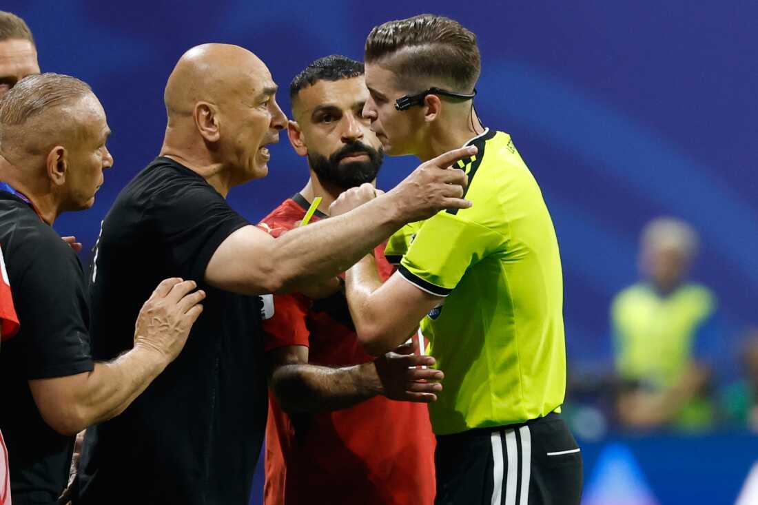 Egypt head coach Hossam Hassan argues with referee Francois Letexier, of France, during the World Cup round of 16 soccer match between Argentina and Egypt in Atlanta, Tuesday, July 7, 2026.