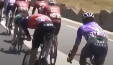 🎥 Daan Hoole takes a tumble while cycling in the Tour de France