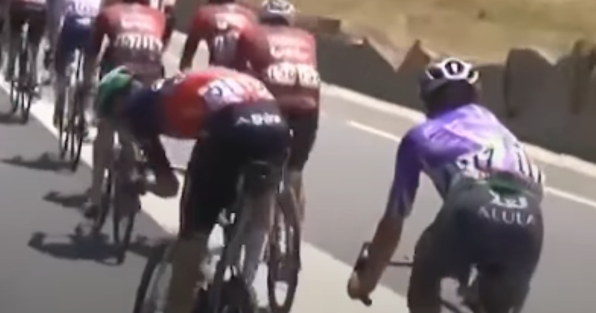 🎥 Daan Hoole takes a tumble while cycling in the Tour de France