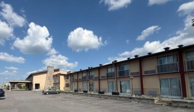 Flooding victims decry 'dirty' emergency accommodations provided by city