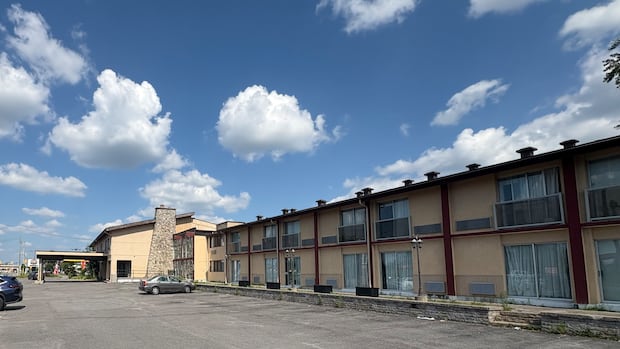Flooding victims decry 'dirty' emergency accommodations provided by city
