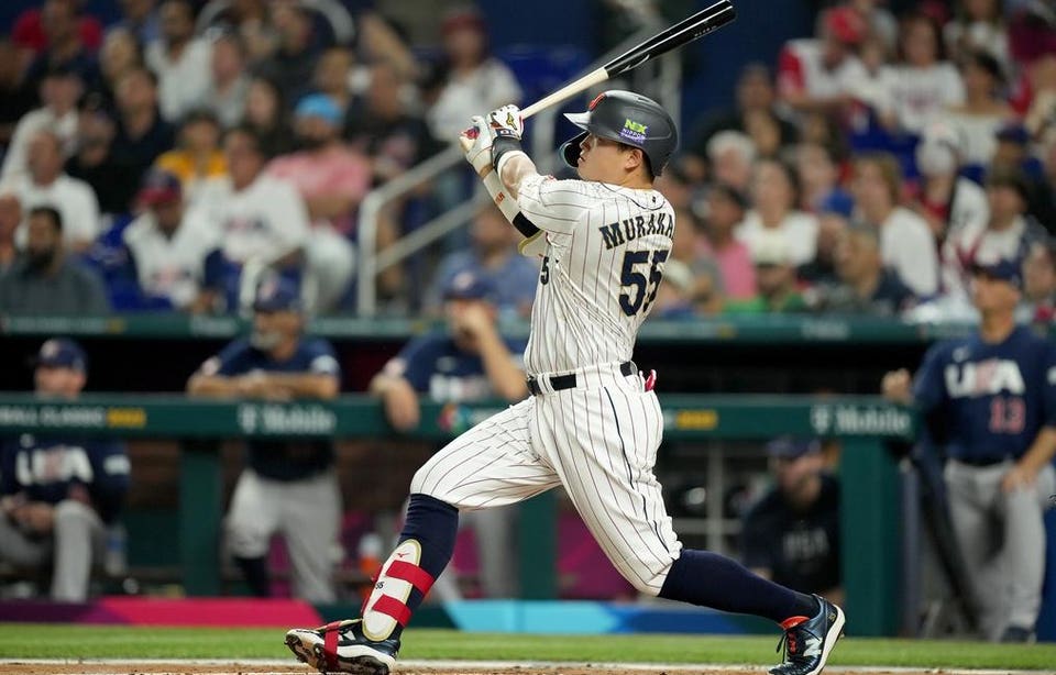Munetaka Murakami hits a home run in the World Baseball Classic.