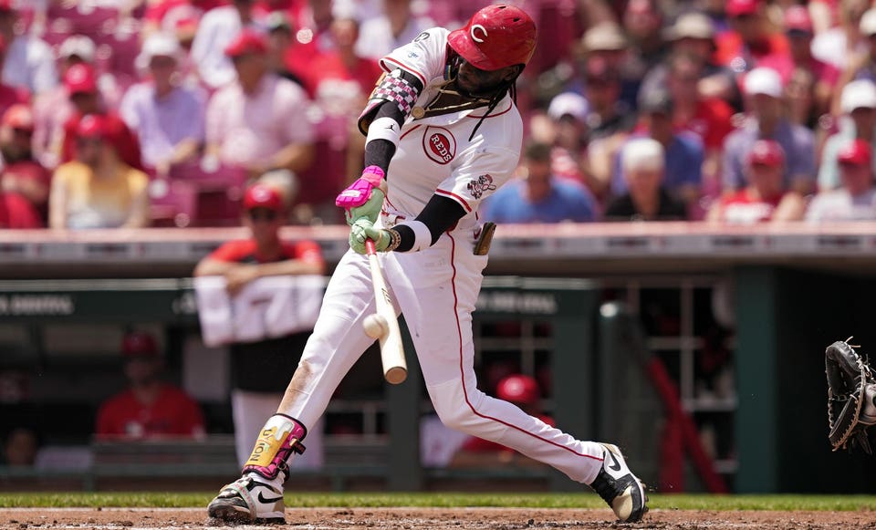 Elly De La Cruz hits a home run.
