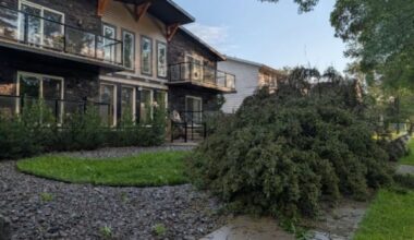 Power restored to thousands, streets reopened after storm hit Edmonton Friday