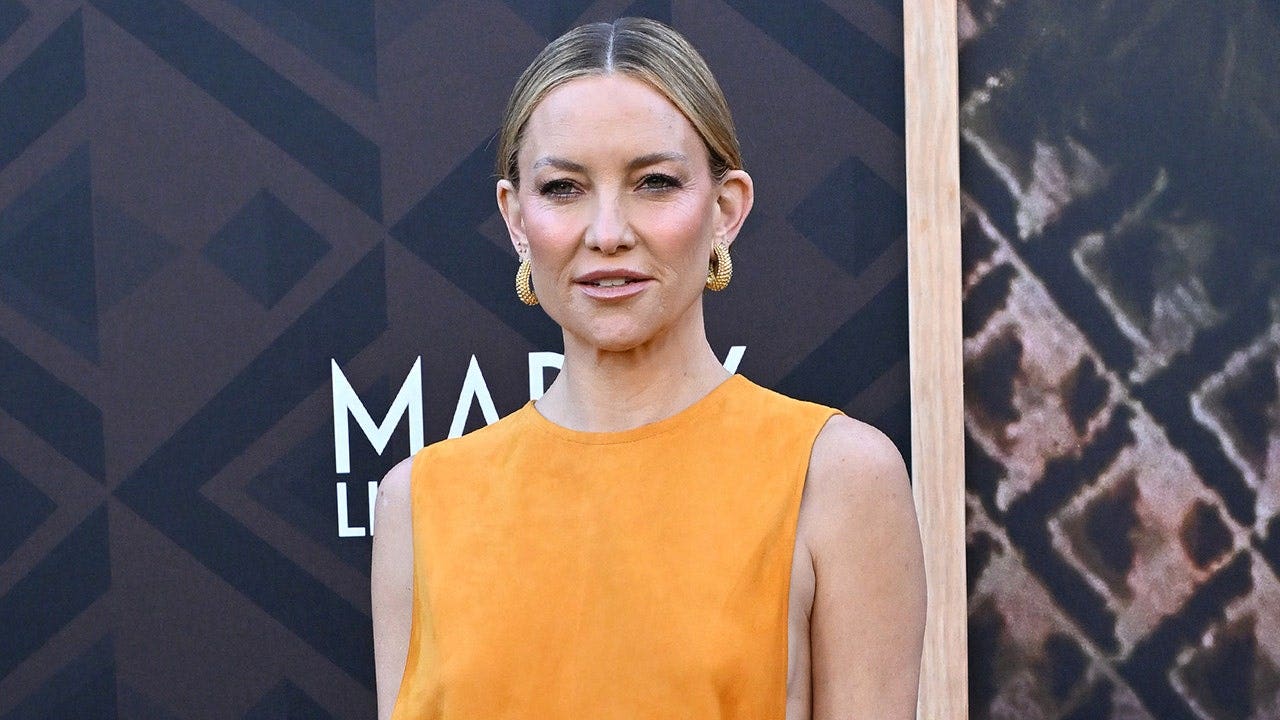 Kate Hudson shows off multiple bikinis on Greece family vacation video