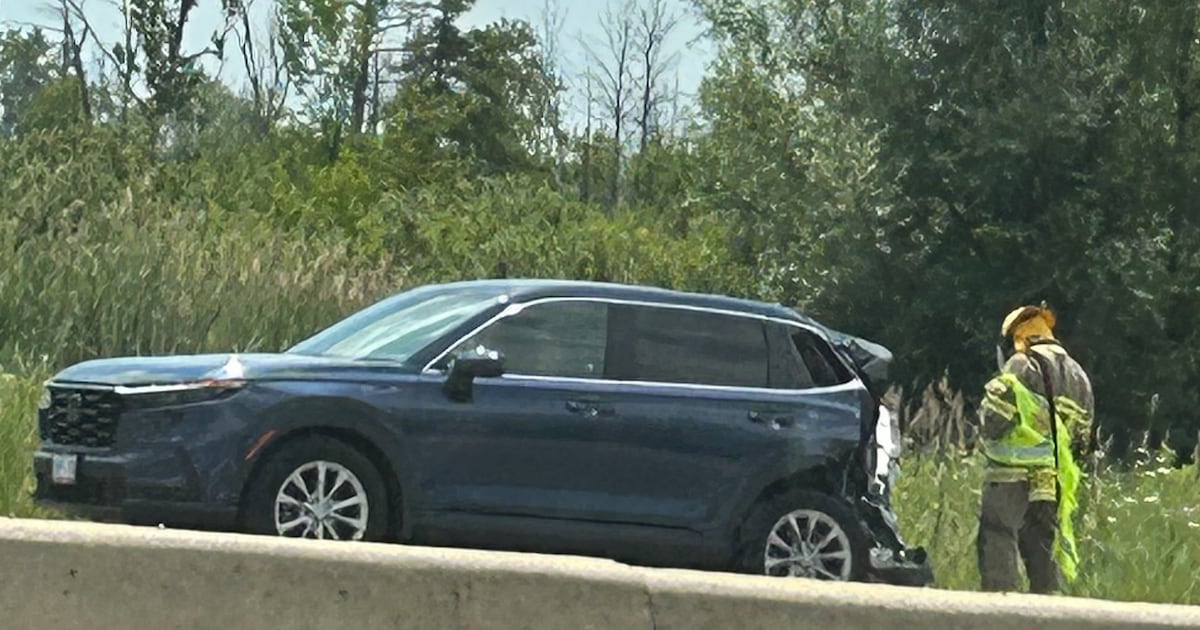 Highway 401 eastbound lanes closed following multi-vehicle crash