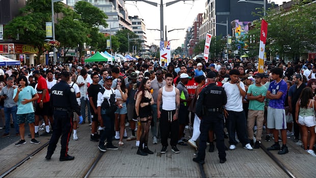 2 people dead, multiple injured after shooting at Toronto street festival