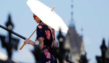 Heat warnings issued as temperatures set to soar Monday