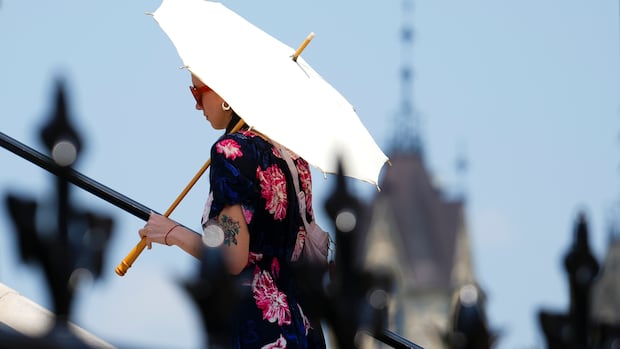Heat warnings issued as temperatures set to soar Monday