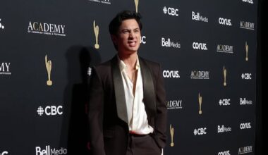 Hudson Williams confronts alleged autograph sellers in Paris