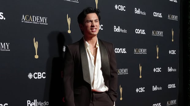 Hudson Williams confronts alleged autograph sellers in Paris