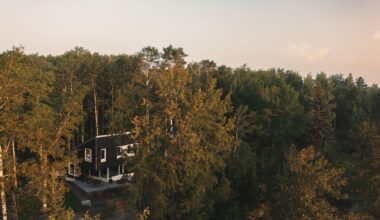 Wabamun Lake Cabin / Josh Kjenner