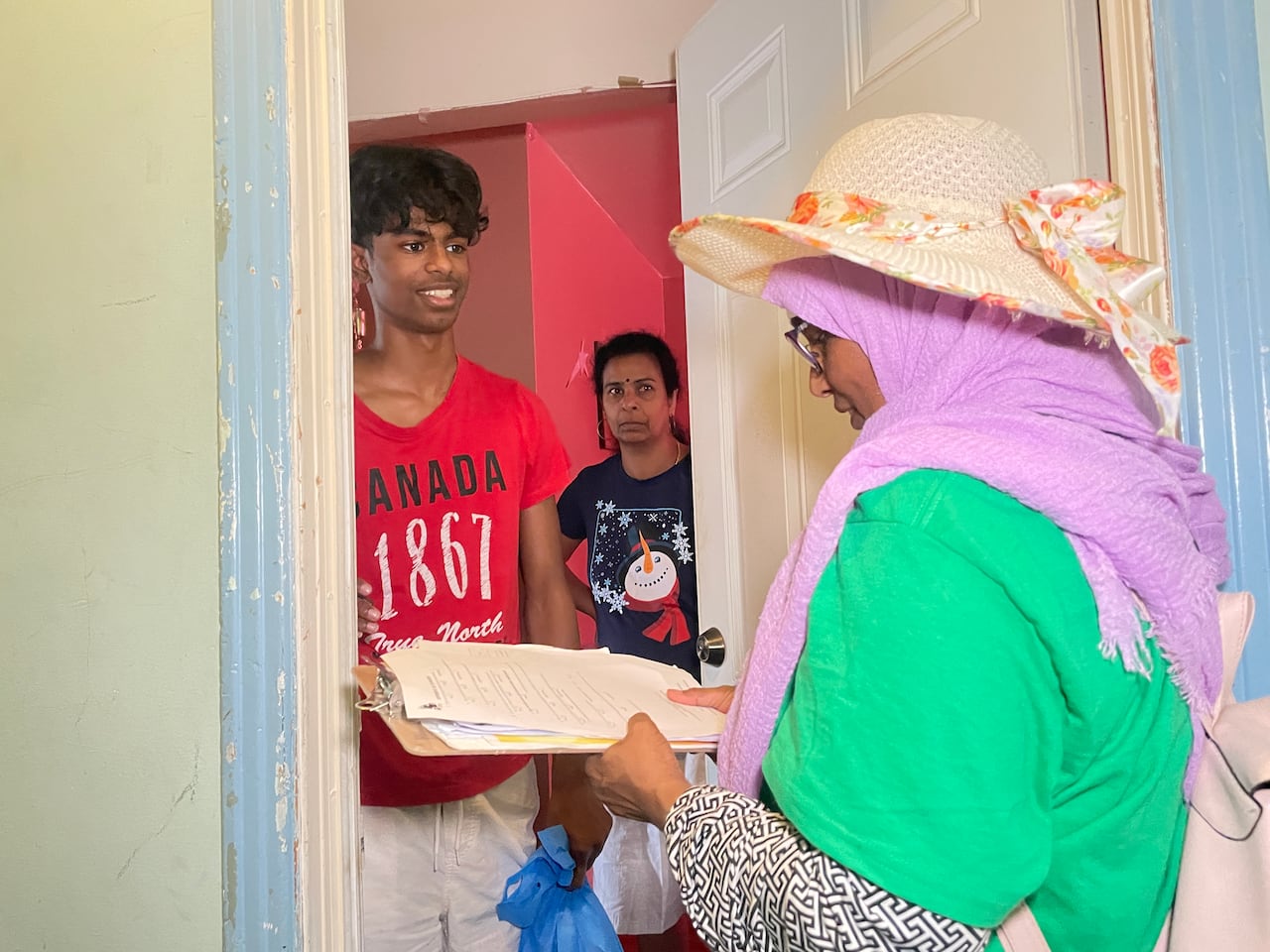 Runa Leila hands out a “freshness kit” to a Parc-Extension resident.