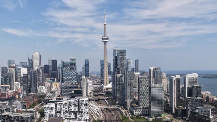 Before and after: Smoky haze takes over Toronto
