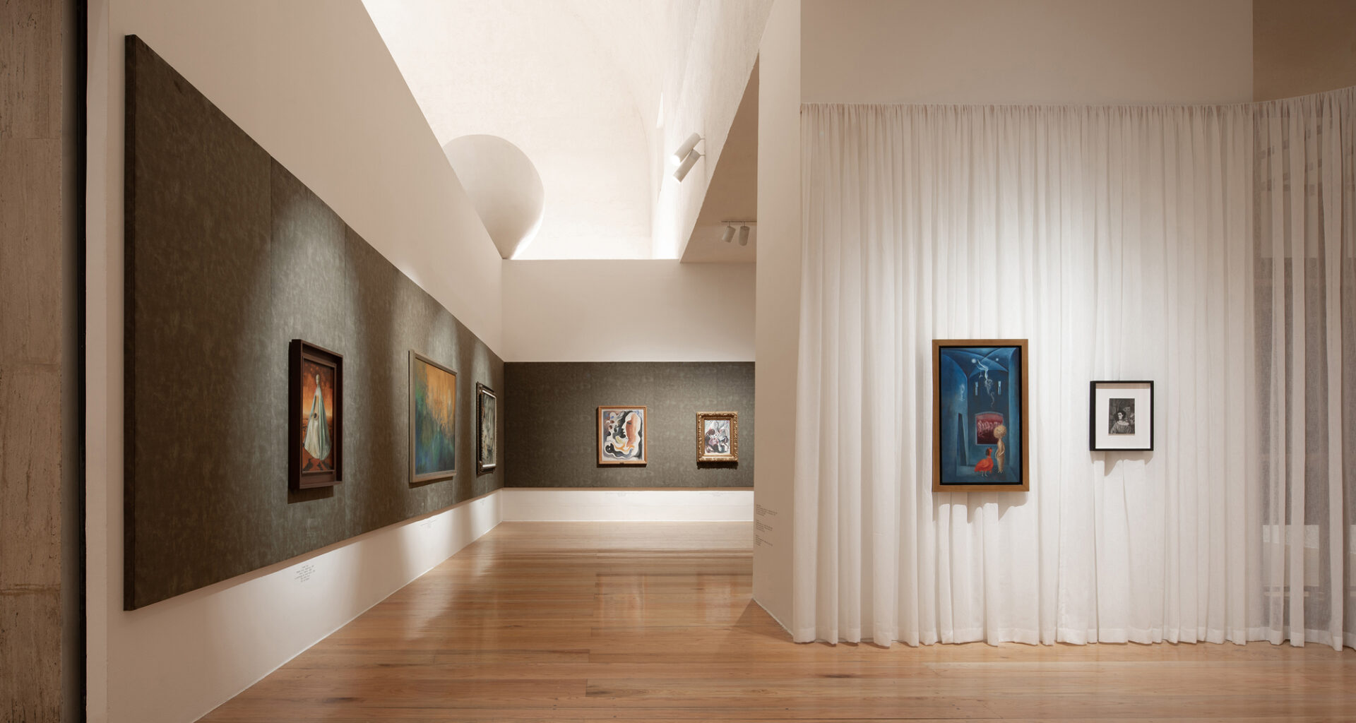 Exhibition Design for Constelaciones y derivas: arte de América Latina desde la Colección FEMSA / Max von Werz Arquitectos + Maurici Mesta Arquitectos