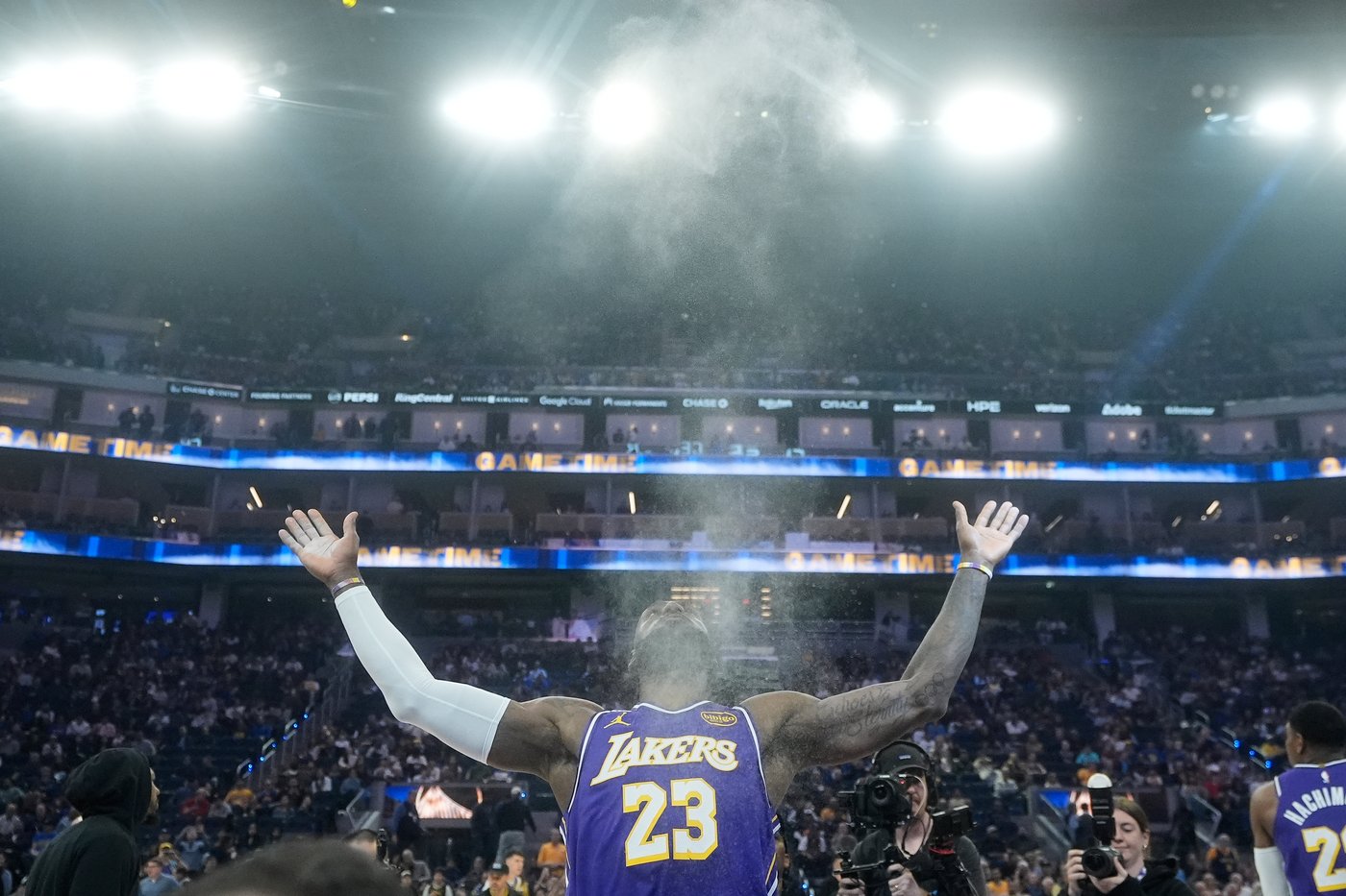 LeBron James scheduled to speak Thursday at Fanatics Fest in NYC, as NBA waits to hear his plans | NanaimoNewsNOW