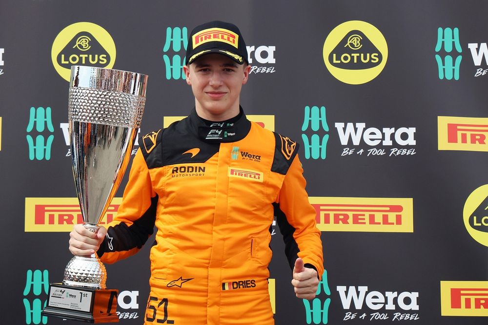 As well as Vermeulen’s management, the 15-year-old Belgian can also count on driving coaching from Verstappen