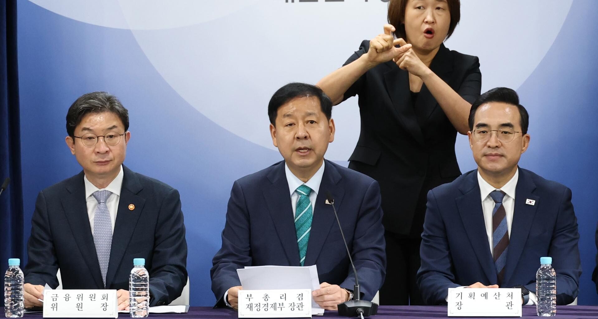 Finance Minister Koo Yun-cheol, center, speaks during a press briefing at Government Complex Seoul, Tuesday, announcing the  economic growth strategy for the second half of the year. From left are Financial Services Commission Chairman Lee Eog-weon, Koo and Budget Minister Park Hong-keun. Yonhap