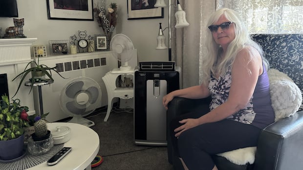 Winnipeggers swelter in heat as apartment AC barely blows a Kleenex