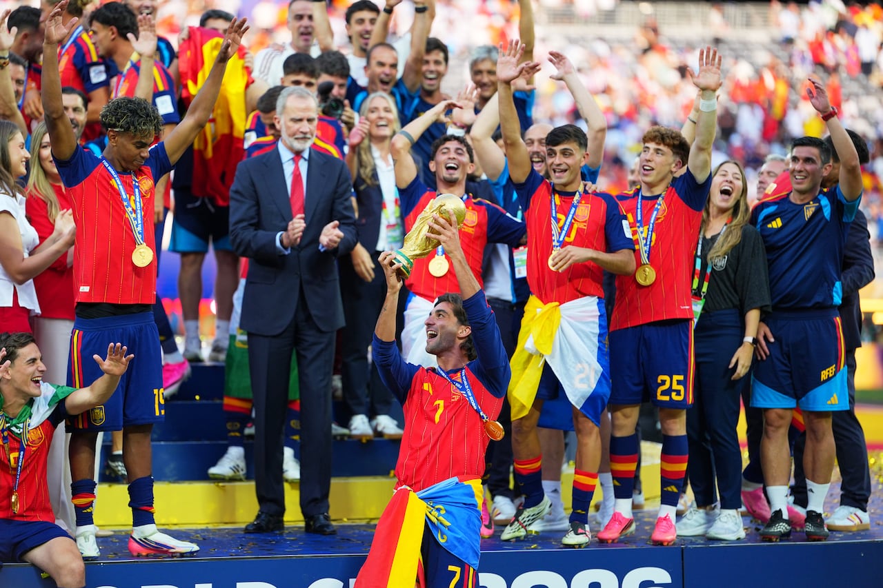 Spanish team holding up FIFA World Cup 2026 trophy and celebrating