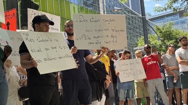 Students continue to protest closure of Montreal college after province suspends its permit