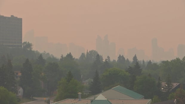 Wildfire smoke prompts air quality warnings for Calgary and surrounding areas