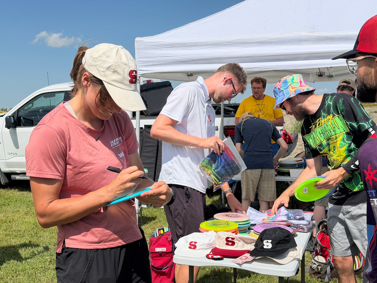 pros signing disc golf