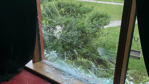 Police make arrest after man smashes windows at high school, houses in Winnipeg's River Heights